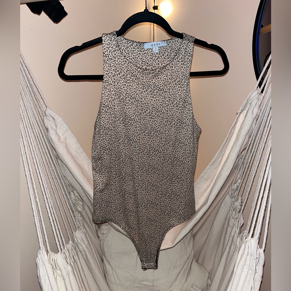 Only worn like two times. Medium cheetah print body suit